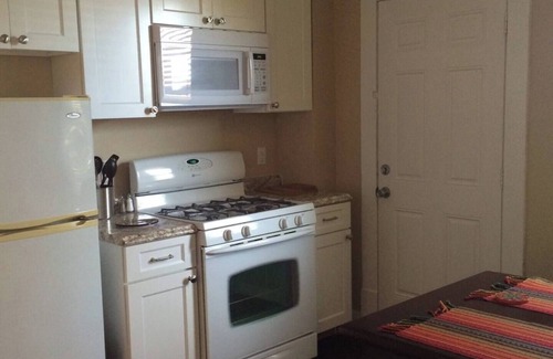 Forest Hills Apartment | Chic 1-bedroom with WiFi and AC in awesome Pittsburgh