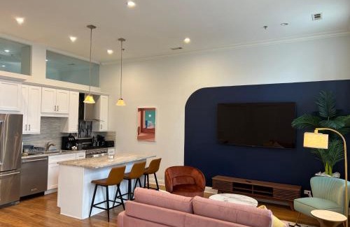 Near West Side Apartment | Chic 1 BR w Parking