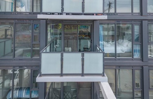 Sunnyside Apartment | Chic 1BR Kensington unit With Parking