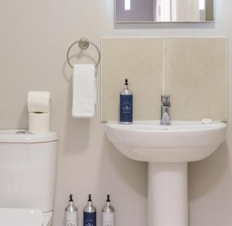 Cathedral Quarter Apartment | Chic 2-Bed, 2 Bath Apt in City Centre Sleeps 6, Free Secure Parking