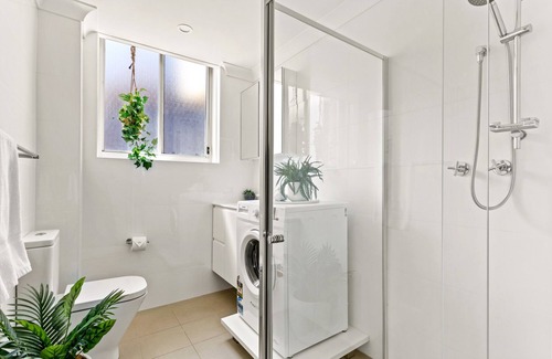 Neutral Bay Apartment | Chic 2-Bed Apartment Near City CBD