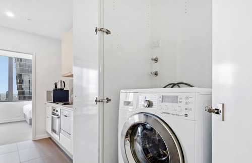 Melbourne Central Business District Apartment | Chic 2-Bed Apartment In the Heart of Melbourne