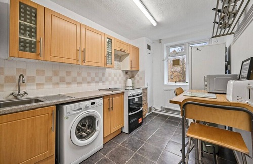Brixton Apartment | Chic 2-Bed Flat with Workspace, Balcony, Parking