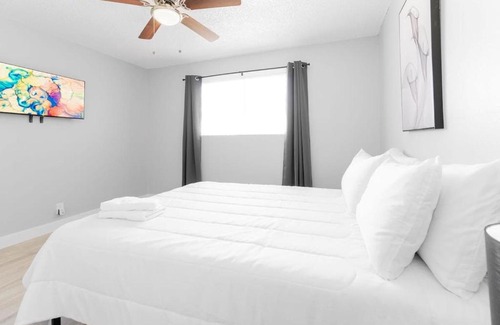 Las Vegas House | Chic 2-Bed Oasis Sleeps 6! Minutes From Strip!