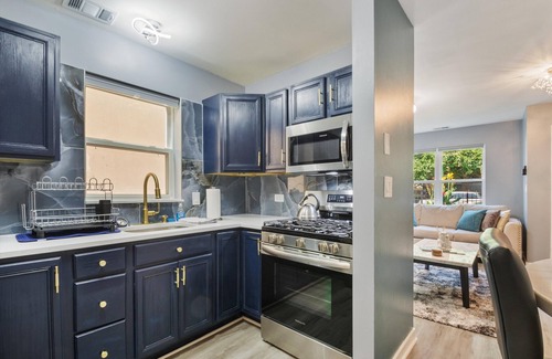 Grand Boulevard Apartment | Chic 2-bedroom apartment in vibrant Chicago with AC, WiFi