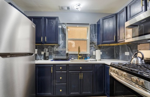 Grand Boulevard Apartment | Chic 2-bedroom apartment in vibrant Chicago with AC, WiFi