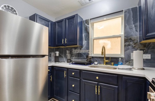 Grand Boulevard Apartment | Chic 2-bedroom apartment in vibrant Chicago with AC, WiFi