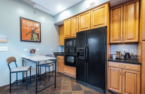 Rogers Park Apartment | Chic 2-bedroom apartment in beautiful Rogers Park with WiFi & EV Charger
