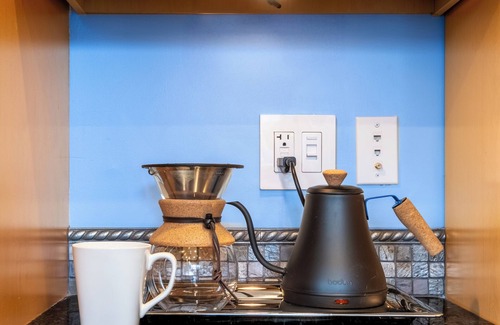 Rogers Park Apartment | Chic 2-bedroom apartment in beautiful Rogers Park with WiFi & EV Charger