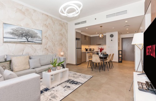 Dubai Apartment | Chic 2-bedroom apartment with WiFi, AC in Creek Harbour Dubai