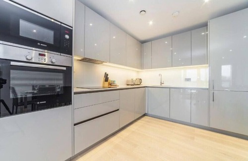 Evelyn Apartment | Chic 2-Bedroom Apartment in Canada Water, London - Stylish Retreat River Thames