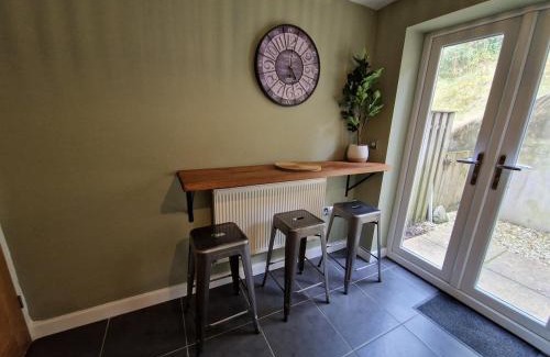Tredegar House | Chic 2 Bedroom Close to Town with Free Parking