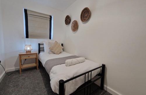 Tredegar House | Chic 2 Bedroom Close to Town with Free Parking