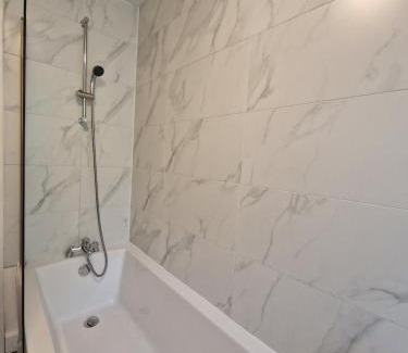 Tredegar House | Chic 2 Bedroom Close to Town with Free Parking