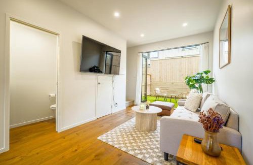 Grey Lynn House | Chic 2-Bedroom Retreat in Grey Lynn Minutes to CBD