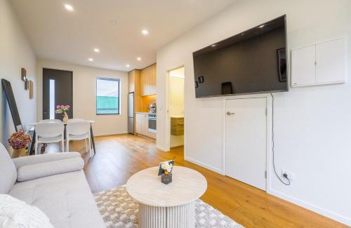 Grey Lynn House | Chic 2-Bedroom Retreat in Grey Lynn Minutes to CBD
