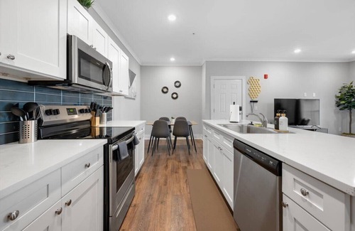 Port Wentworth Apartment | Chic 2-bedroom Stay with AC, fitness room, pool, WiFi - E