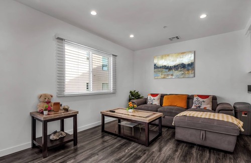 Wilshire Center Apartment | Chic 2-Level 1-Bedroom 1-Bath in Central Location Close To DT LA With Parking