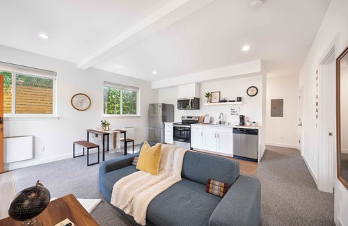 Wallingford House | Chic 2020-Built 2BR Urban Oasis w/Private Backyard