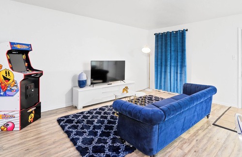 West Campus Apartment | Chic 2BD Entertainer : Arcade /King Bed