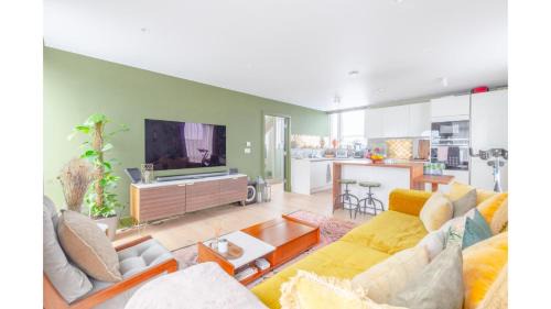 Golborne Apartment | Chic 2BD Flat with Roof Terrace - Ladbroke Grove