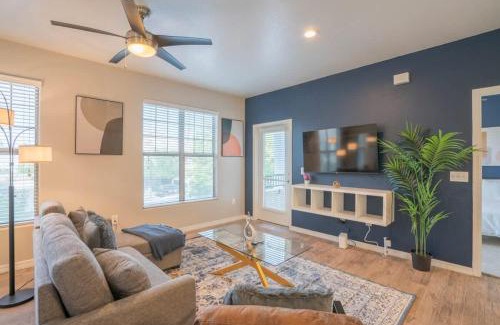 Encanto Apartment | Chic 2BD - Midtown - Gym, Pool, W-D, Parking - Sleeps 8