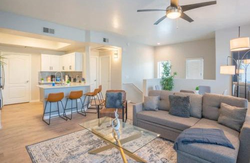 Encanto Apartment | Chic 2BD - Midtown - Gym, Pool, W-D, Parking - Sleeps 8