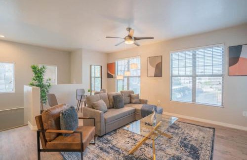 Encanto Apartment | Chic 2BD - Midtown - Gym, Pool, W-D, Parking - Sleeps 8
