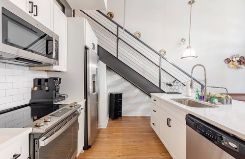 Atlantic Station Area Apartment | Chic 2BR/2BA Loft – Atlantic Station, Walk Everywhere