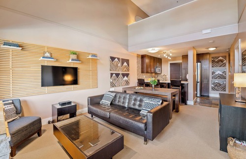 Blackcomb Condo | Chic 3-Bedroom [2BR+Loft] ~ Ski In-Out ~ TopFloor ~ Fireplace ~ AC