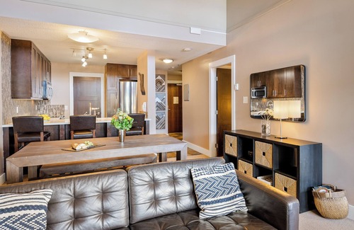 Blackcomb Condo | Chic 3-Bedroom [2BR+Loft] ~ Ski In-Out ~ TopFloor ~ Fireplace ~ AC
