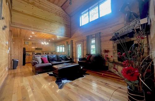 Hochatown Cabin | Chic 3-Bedroom Cabin in Hochatown - Luxurious King Beds, Pet-Friendly, Steps fro