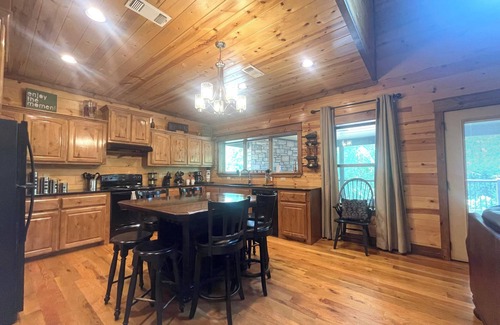 Hochatown Cabin | Chic 3-Bedroom Cabin in Hochatown - Luxurious King Beds, Pet-Friendly, Steps fro