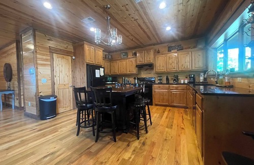 Hochatown Cabin | Chic 3-Bedroom Cabin in Hochatown - Luxurious King Beds, Pet-Friendly, Steps fro