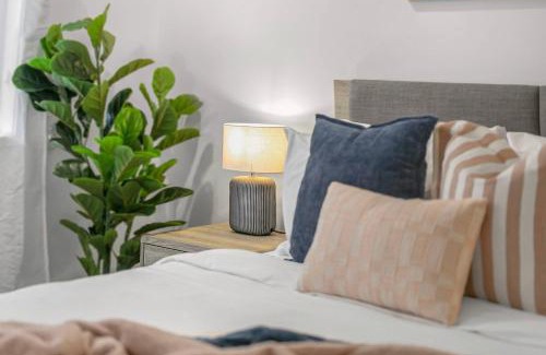 Kuluin House | Chic 3-Bedroom Duplex, air-con, pet friendly