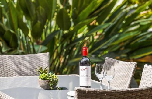 Kuluin House | Chic 3-Bedroom Duplex, air-con, pet friendly