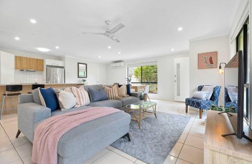 Kuluin House | Chic 3-Bedroom Duplex, air-con, pet friendly