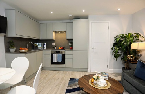 North Finchley Apartment | Chic 3Bed/2Bath Duplex Flat with Parking and Free WIFI