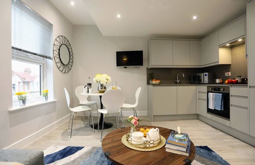 North Finchley Apartment | Chic 3Bed/2Bath Duplex Flat with Parking and Free WIFI