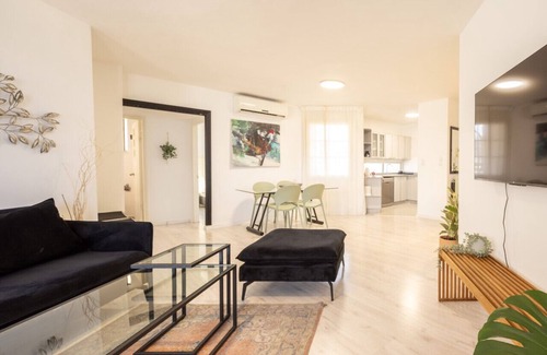 Kerem HaTeimanim Apartment | Chic 3BR Apt w Parking on the Beach by Sea N' Rent