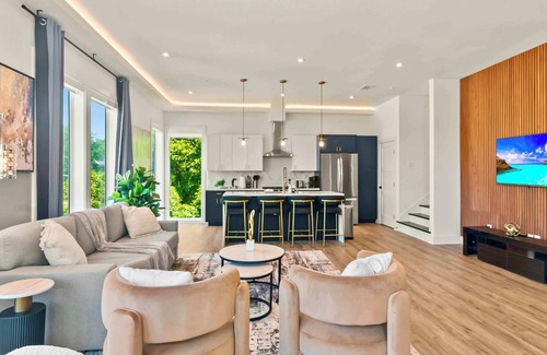 Old East Dallas House | Chic 3BR Retreat | Rooftop & Parking | Sleeps 11