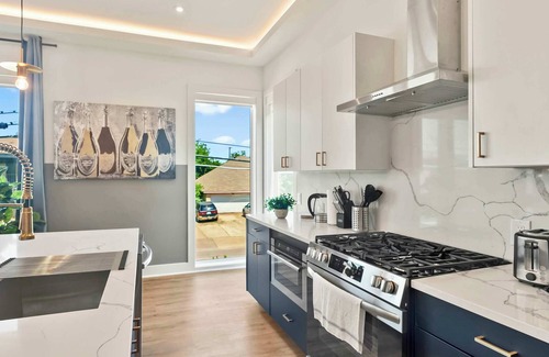 Old East Dallas House | Chic 3BR Retreat | Rooftop & Parking | Sleeps 11
