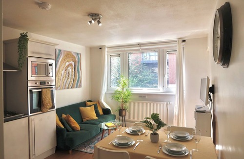 Angel Apartment | Chic 4-Bed pad in trendy Clerkenwell w/balcony and walking distance to tube