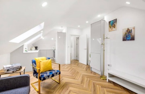 Hobbayne Apartment | Chic 4 person penthouse and views
