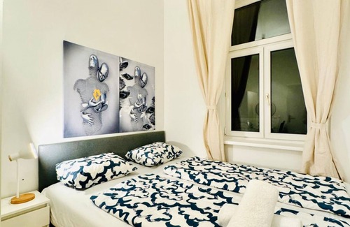 Liesing Apartment | Chic 5BR Apt for 10P; w/Direct City Access