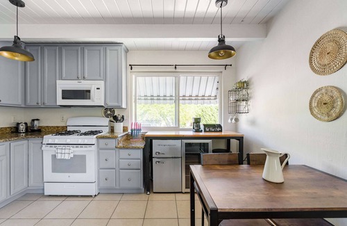 Poets Corner Apartment | Chic Abode In Central Berkley