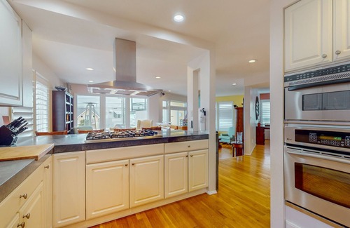 Alki House | Chic Alki Point Retreat w/2 Bay-View Balconies - Walk to Beach and Eateries