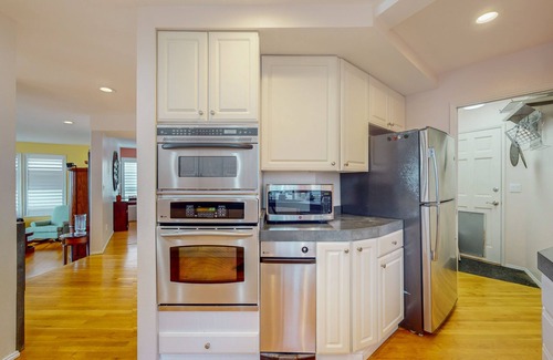 Alki House | Chic Alki Point Retreat w/2 Bay-View Balconies - Walk to Beach and Eateries