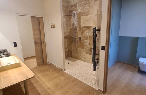 La Ferte-Saint-Aubin Bed & Breakfast | Chic Amédée PMR Room with Wi-Fi and breakfast included