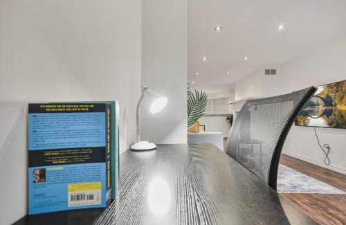 Whitby Apartment | Chic and Bright 1BR Apt with Free Wifi and Parking